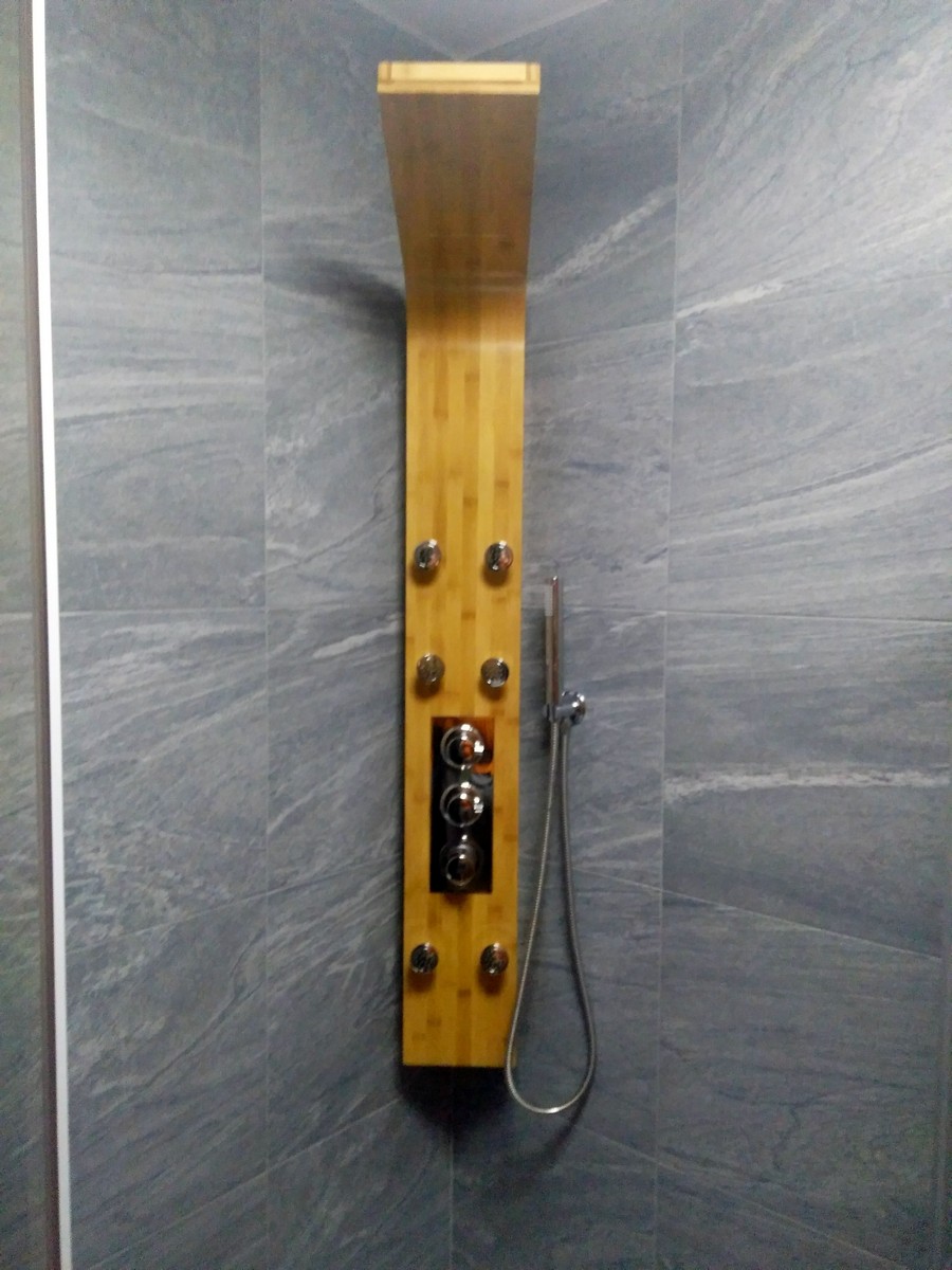 Душевая панель GPD DSP06 20x48x150 см в самодельной душевой кабине.