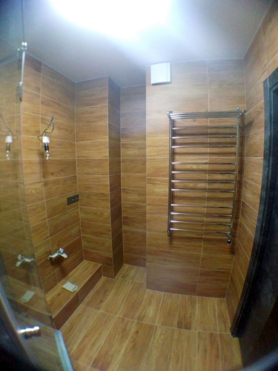 Керамогранит Home Wood Brown 20x60 в душевой комнате на стенах и полу.