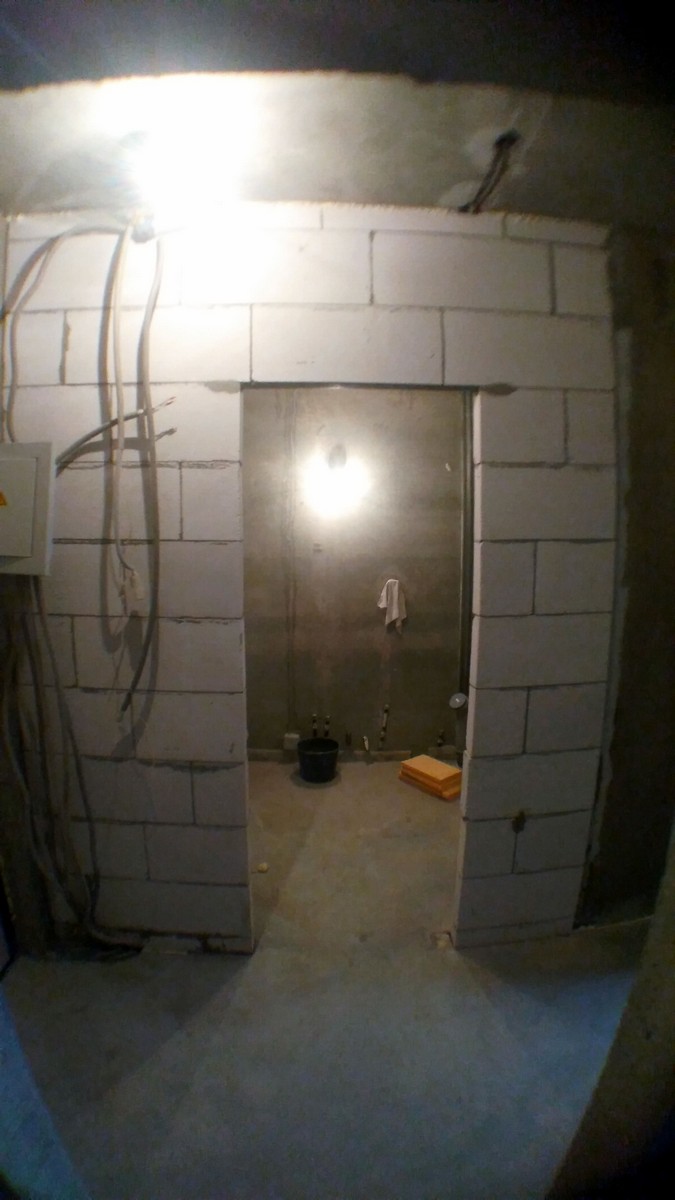 Новая перегородка между прихожей и санузлом из газоблока.