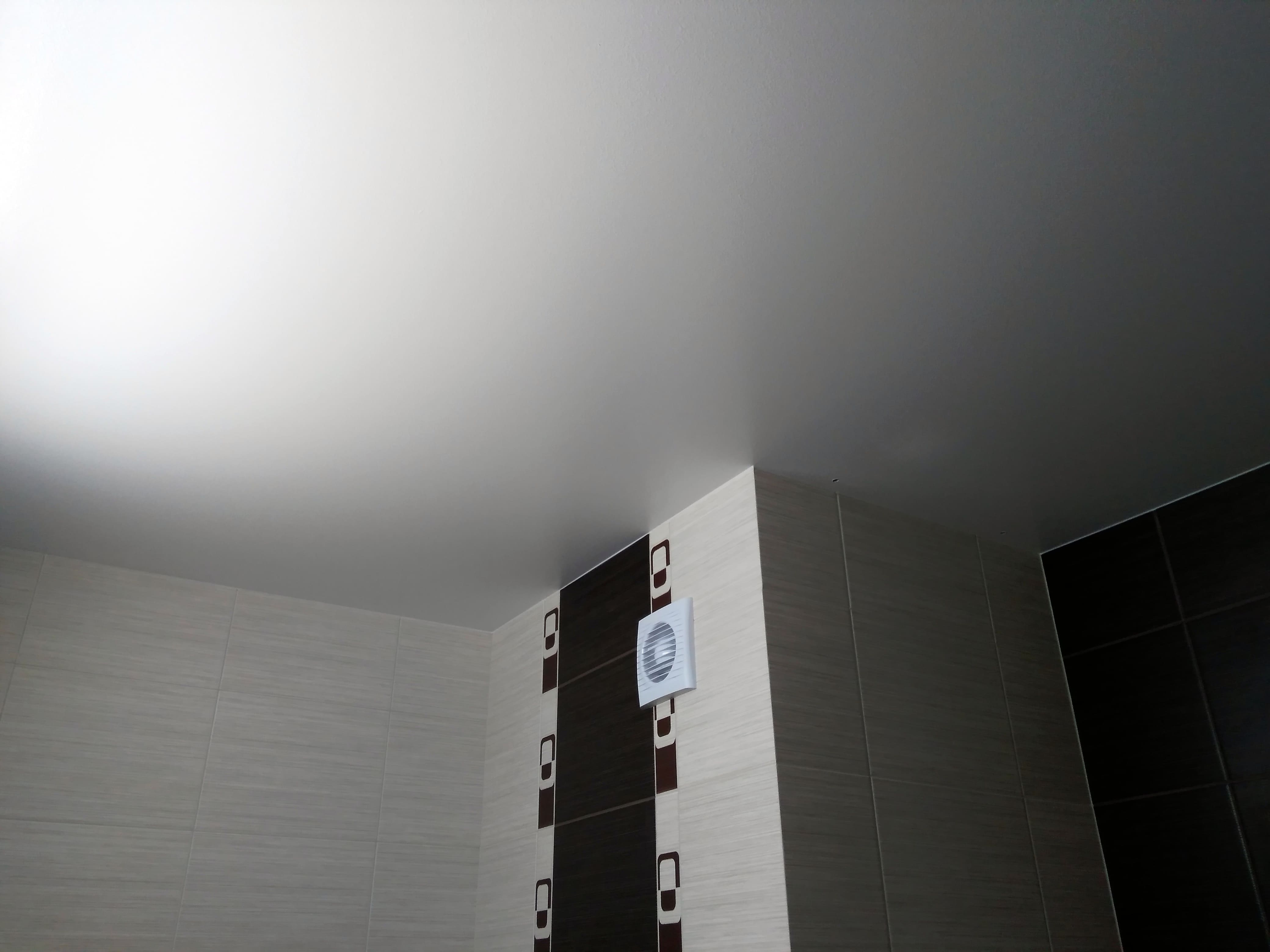 Краска Tikkurila Euro Extra 20 на потолке в ванной.