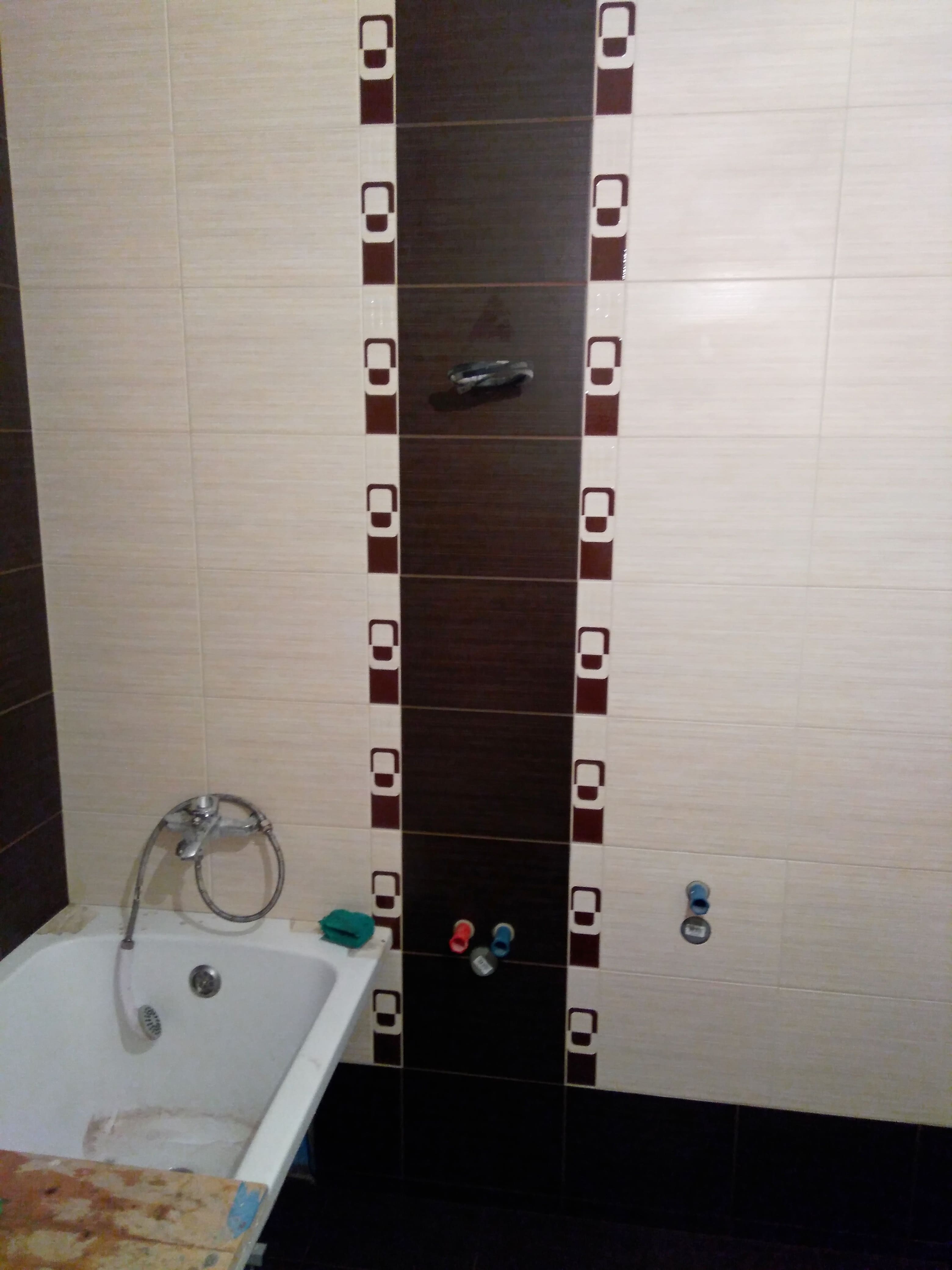 Вертикальная полоса из плитки Golden Tile с декором.