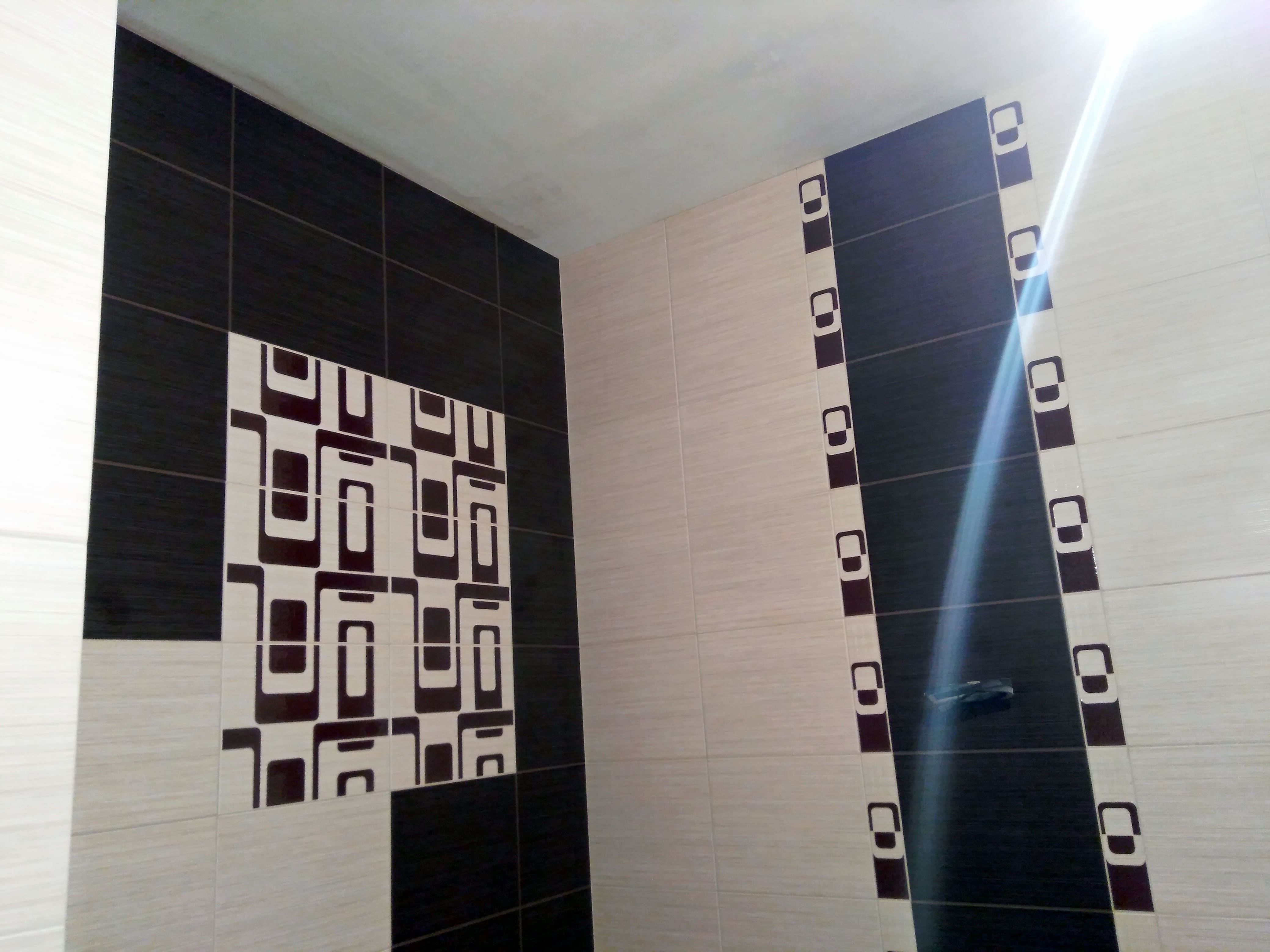 Бежевая и коричневая плитка с декором Golden Tile Вельвет.