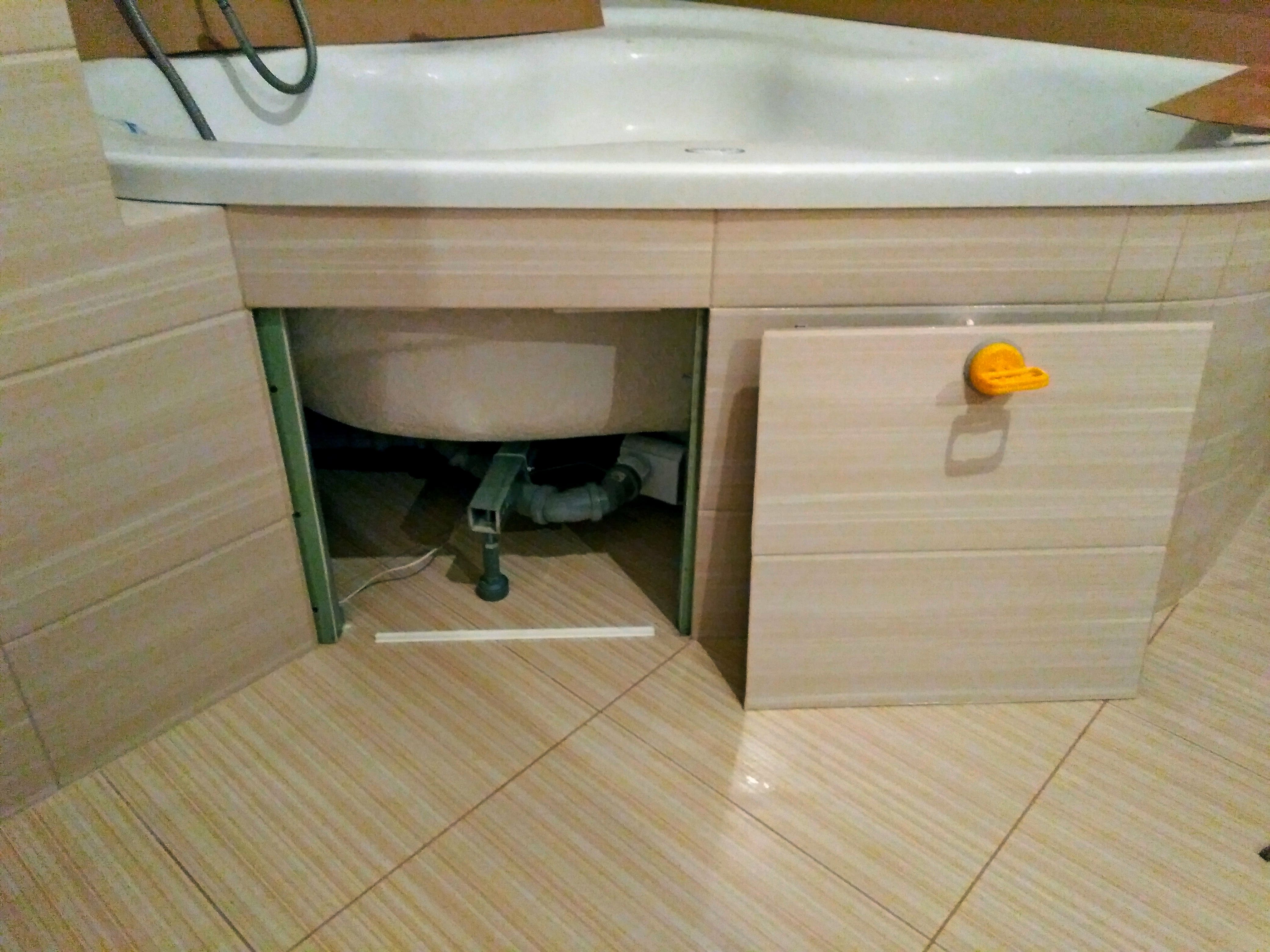 Снятый пластиковый люк под плитку ЛСиС.